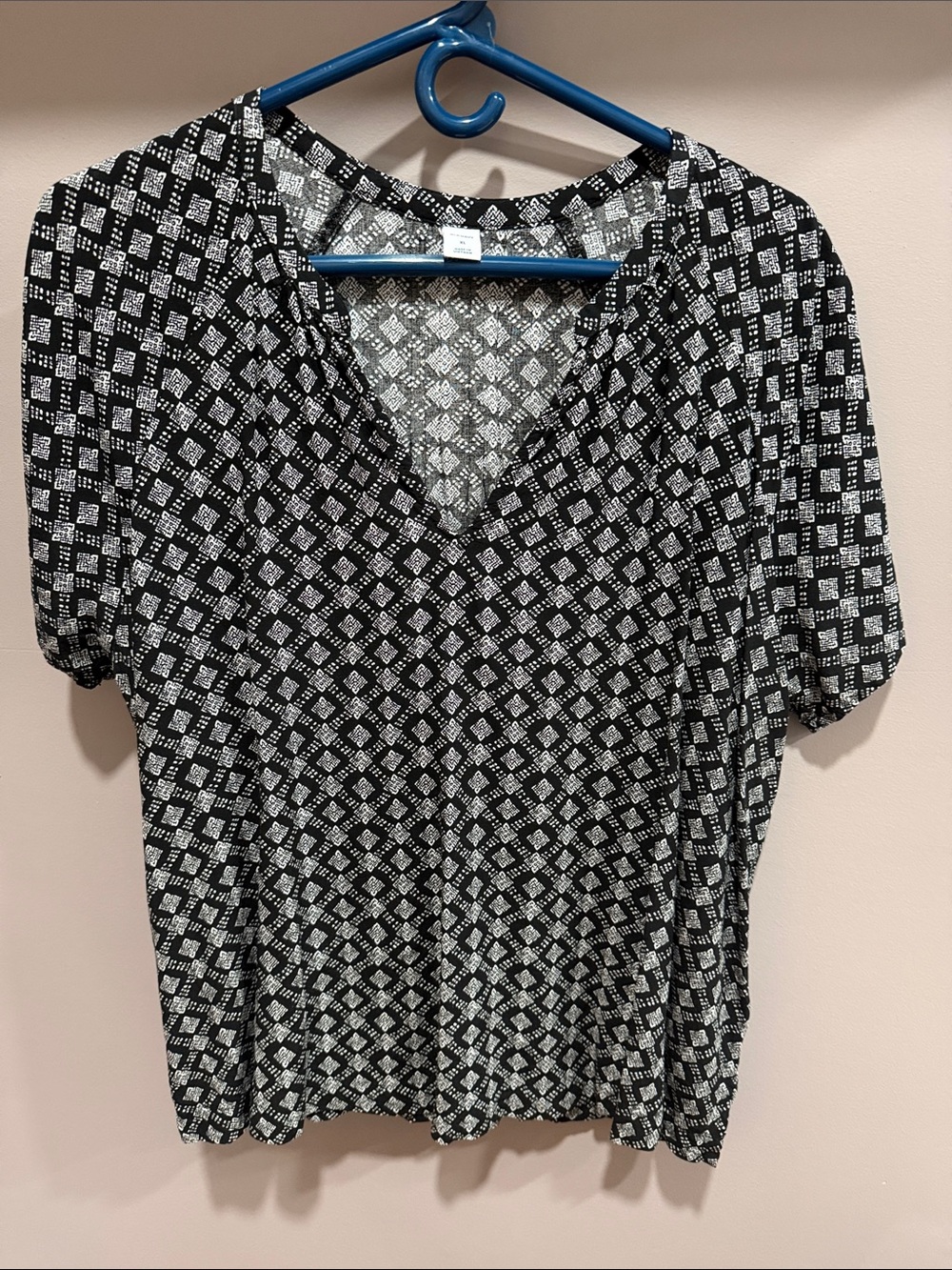 Old Navy Black & White Geometric V-Neck Blouse XL